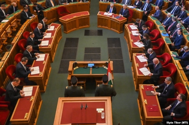 Az új kormány tagjai aláírják az eskü szövegét az Országgyűlés plenáris ülésén 2022. május 24-én