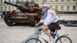Выставка разбитой военной техники РФ в центре Киева
