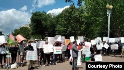 Акция протеста у посольства Таджикистана в Вашингтоне