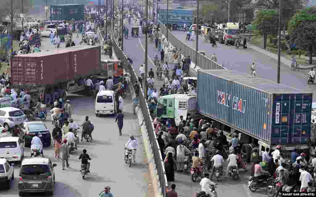 Kamionë janë vendosur nëpër rrugët në Lahore për të bllokuar mbështetësit e ish-kryeministrit pakistanez, Imran Khan, pasi ata paralajmëruan një marshim në shenjë proteste, drejt kryeqytetit të vendit, Islamabad.