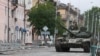 Танк одного из вооруженных формирований так называемой "ДНР" на улице оккупированного Мариуполя. 22 мая 2022 года