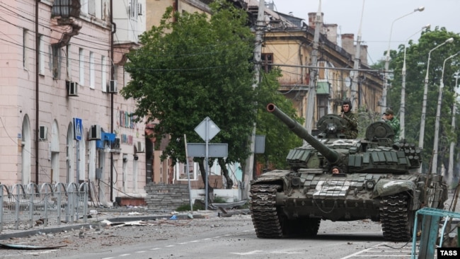 Російські військовослужбовці на танку на одній із вулиць Маріуполя, травень 2022 року