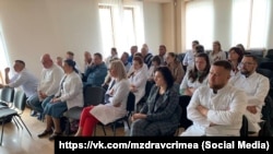 Головлікар Ленінської районної лікарні Едуард Гаптракіпов (перший праворуч) на зустрічі з «міністром» охорони здоров'я «ДНР» Олександром Оприщенком у Донецьку, 11 травня 2022 року