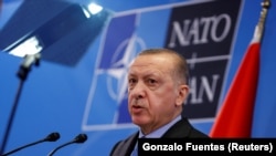 Na fotografiji: predsednik Turske Redžep Tajip Erdoan tokom obraćanja na konferenciji za medije nakon Samita NATO u Briselu, 24. marta 2022. 