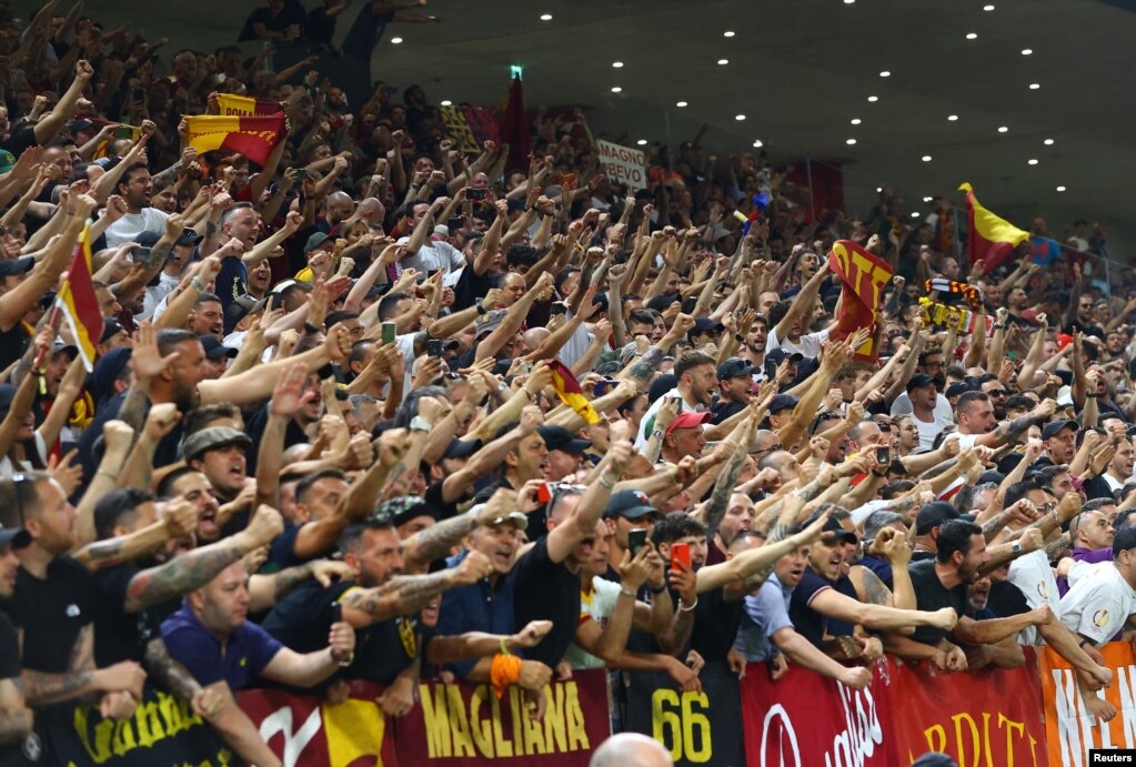 Tifozët e Romës brenda stadiumit para ndeshjes.