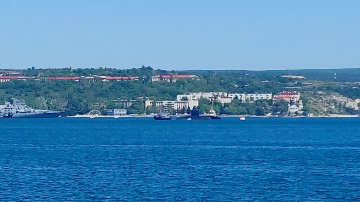 Підводний човен ЧФ Росії, що вийшов із ремонту, знову відбуксирували на судноремонтний завод – фото