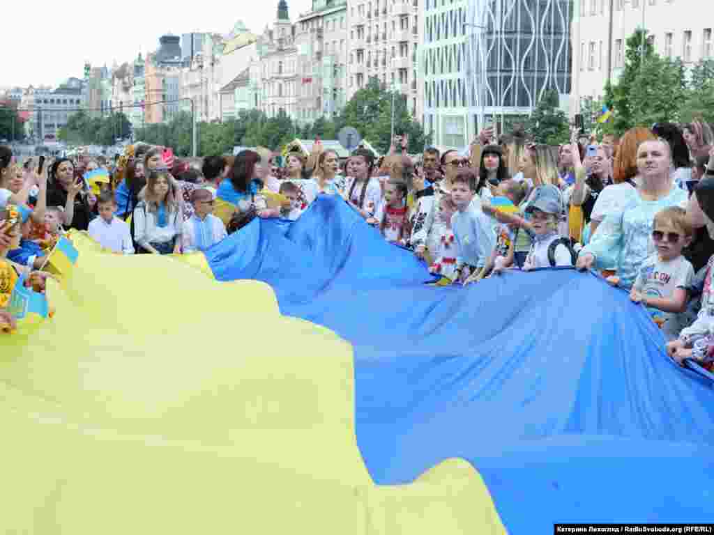 На головній площі чеської столиці діти з України розгорнули величезний український прапор&nbsp;