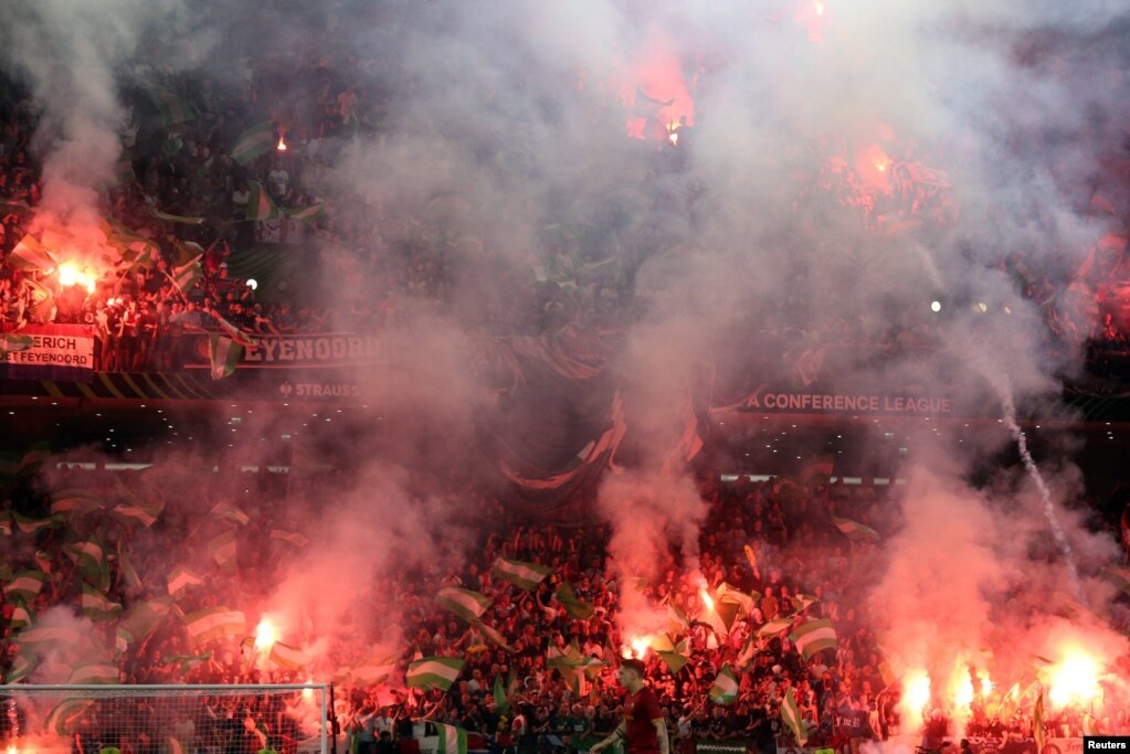 Tifozët e Feyenoordit lëshuan flakë brenda stadiumit para ndeshjes.