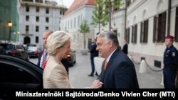 Orbán Viktor miniszterelnök fogadja Ursula von der Leyent, az Európai Bizottság elnökét a Karmelita kolostorban, ahol munkavacsora keretében tárgyaltak 2022. május 9-én