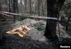 Ексгумація тіл убитих цивільних після окупації Мотижина Київської області