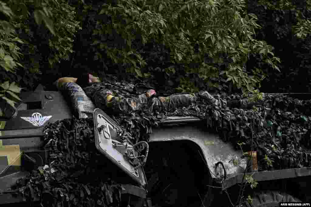 Ukrán katona pihen, mielőtt a liszicsanszki frontvonalra küldik