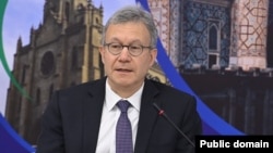 2014-nji ýyldan 2019-njy ýyla çenli ABŞ-nyň döwlet sekretarynyň Merkezi Aziýa işleri boýunça kömekçisiniň orunbasary bolup işlän we soňra Birleşen Ştatlaryň Özbegistandaky we Gazagystandaky ilçisi bolan Daniel Rozenblum