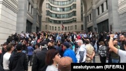 Armenia - Opposition protesters block the entrances to the Foreign Ministry building in Yerevan, May 24, 2022.
