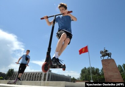 Желіде шешінетін бөлмеде бір қызды сиқытты