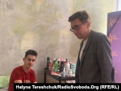 Геннадій Дем'янчук спілкується з переселенцями з Харкова