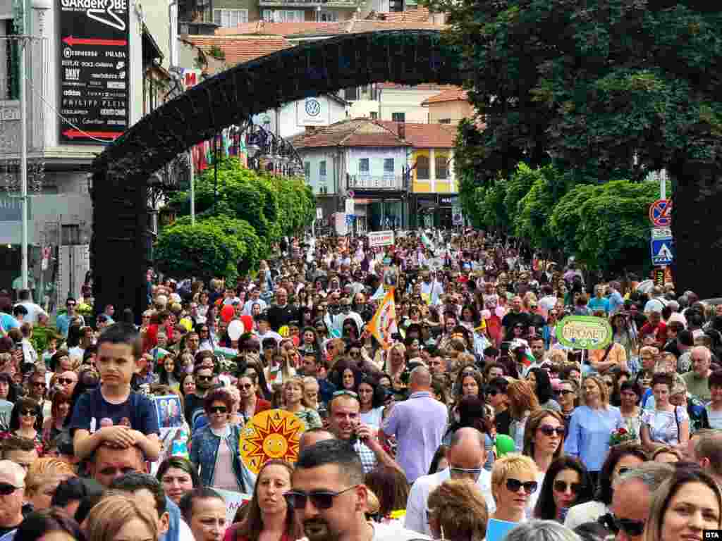 Kisebb tömeg gyűlt össze az észak-bolgár település, Veliko Turnovo utcáin. Május 24-én még egy évfordulót ünnepelnek a bolgárok: 130 éve született az &bdquo;Indulj, újjászületett nemzet&rdquo;,&nbsp;a bolgár oktatás, kultúra és a szláv írásbeliség ünnepi himnusza