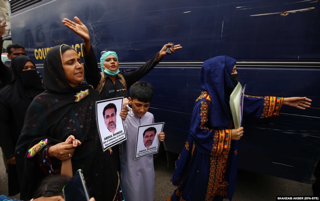 Familjarët duke kërkuar lirimin e të afërmve të tyre të zhdukur, për të cilët aktivistët e të drejtave thonë se janë kapur nga forcat pakistaneze të sigurisë, Karaçi më 24 maj.