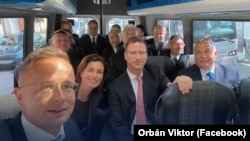 Szijjártó Péter külügyminiszter szelfit készít a májusban megalakult ötödik Orbán-kormány tagjairól 2022. május 23-án