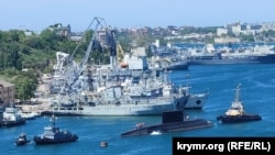 Подводную лодку «Алроса» тянут по Южной бухте Севастополя два буксира
