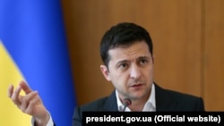 13 жовтня президент Зеленський заявив, що 25 жовтня на виборчих дільницях під час місцевих виборів українцям поставлять «п’ять важливих питань»