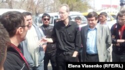 К Олегу Шеину 13 апреля присоединились забастовавшие водители маршруток