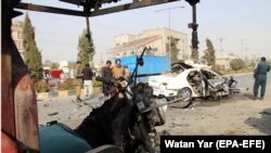 موتر حامل الیاس داعی خبرنگار رادیو آزادی که در هلمند هدف انفجار ماین مقناطیسی قرار گرفت. در این انفجار الیاس داعی جان باخت و برادرش زخم برداشت. November 12, 2020