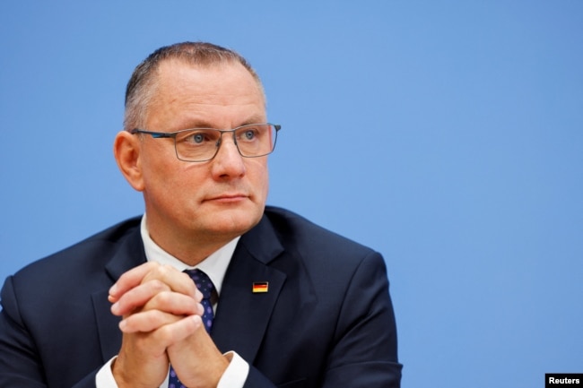 Співголова партії «Альтернатива для Німеччини» (AfD) Тіно Хрупалла дає пресконференції в Берліні, Німеччина, 21 вересня 2026 року