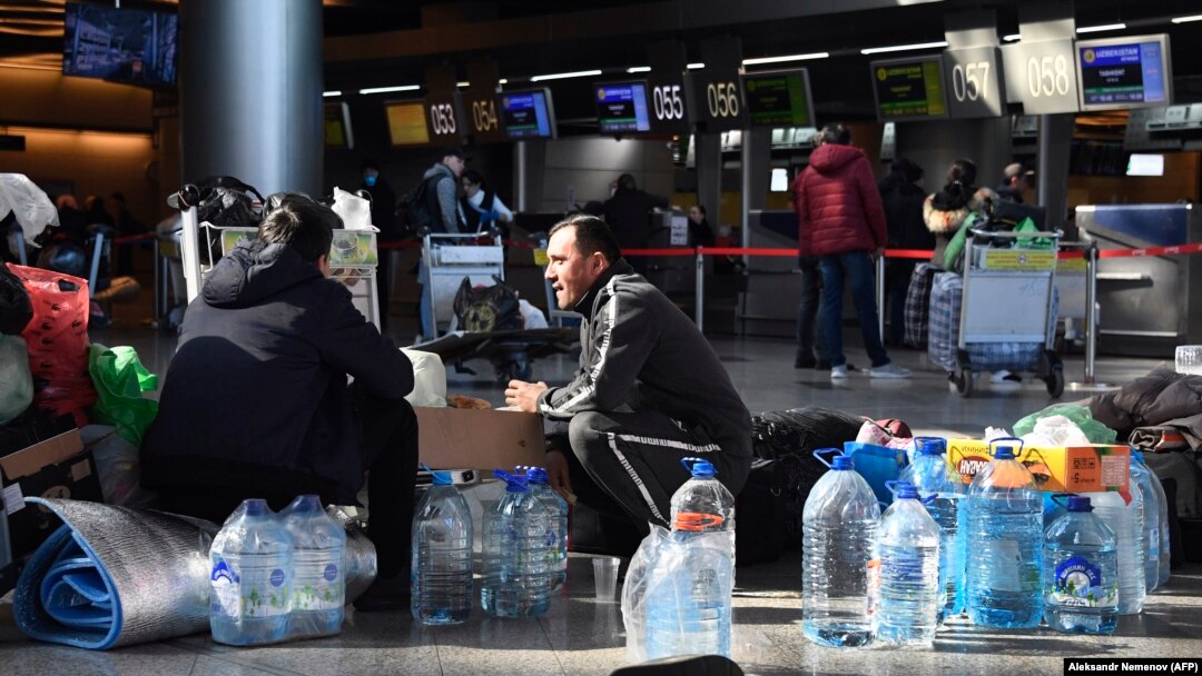 Državljani centralnoazijskih zemalja ostali su na moskovskom aerodromu nakon što su bivše sovjetske države zatvorile svoje granice