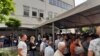 Метеж и долги редици пред вакциналниот пункт во Тетово