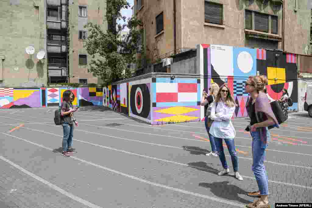 A mural near Cismigiu Gardens, behind the Universe Palace.