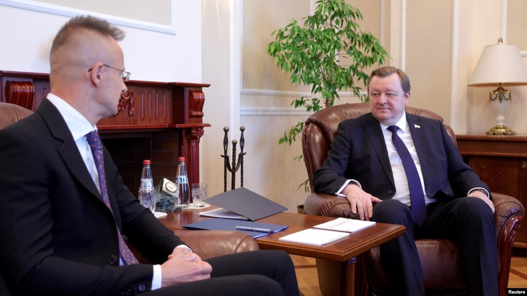 Belarusian Foreign Minister Sergei Aleinik and Hungarian Foreign Minister Peter Szijjarto meet in Minsk on May 29.
