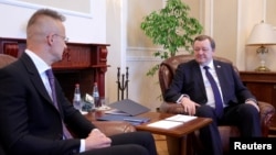 Belarusian Foreign Minister Sergei Aleinik and Hungarian Foreign Minister Peter Szijjarto meet in Minsk on May 29.