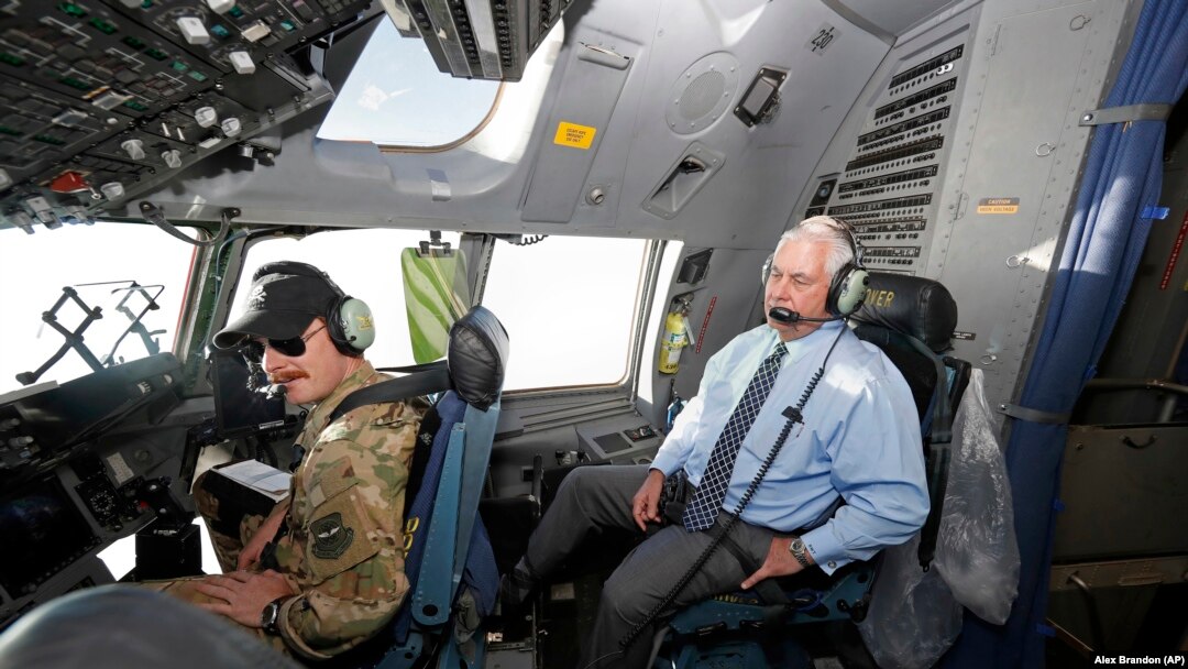 Rex Tillerson u avionu tokom azijske turneje 23. oktobra 2017.