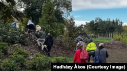 A hatalmas kert megművelésére alkalmazott dolgozók, még 2023. őszén