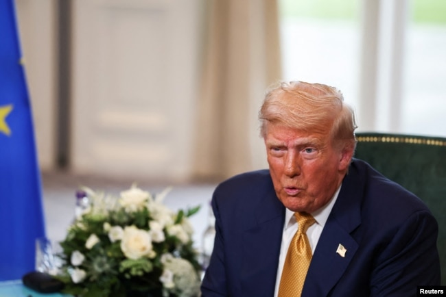 Президент США Дональд Трамп зустрічається з очільницею Єврокомісії Урсулою фон дер Ляєн (на фото немає) у Тернберрі, Шотландія, Велика Британія, 27 липня 2025 року