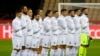 Lojtarët e Kosovës, gjatë intonimit të himnit, para ndeshjes kualifikuese për Kupën e Botës kundër Spanjës.