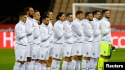 Lojtarët e Kosovës, gjatë intonimit të himnit, para ndeshjes kualifikuese për Kupën e Botës kundër Spanjës.