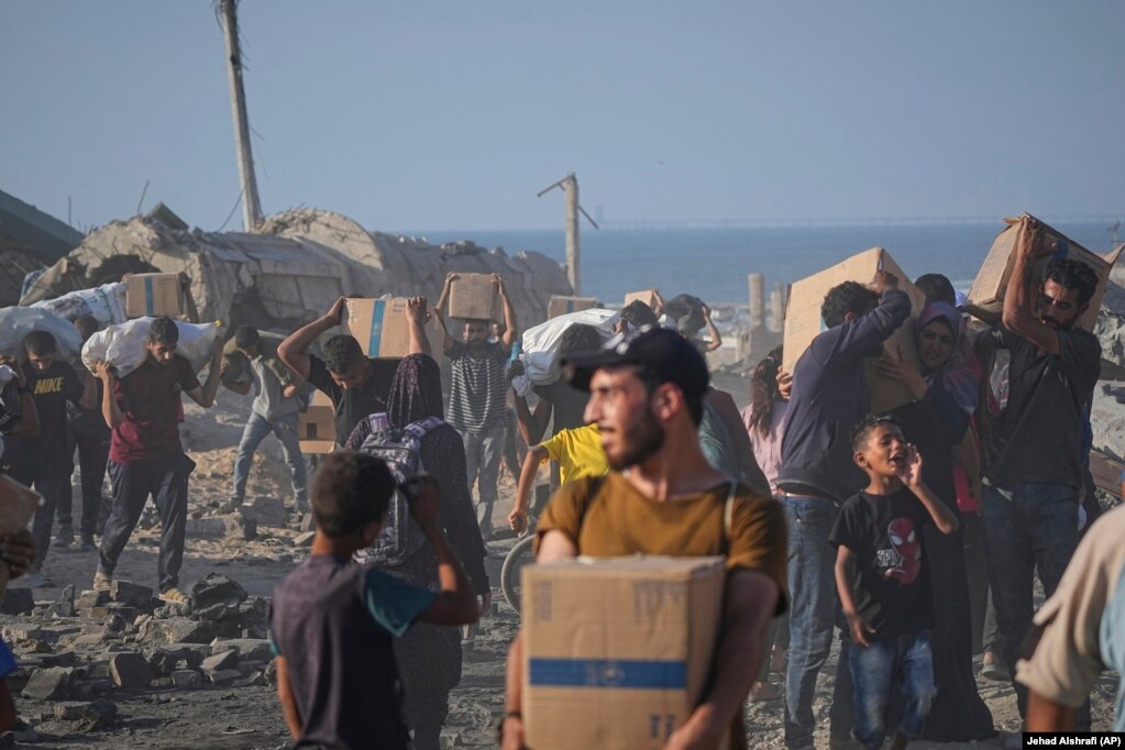 Kamionët e Programit Botëror të Ushqimit sollën miell dhe ndihma tjera.