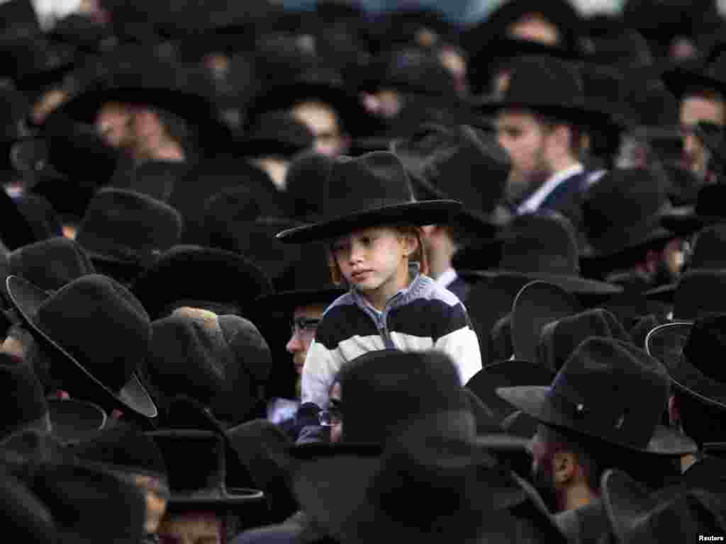 Ultra-Orthodox Jewish men gather for the funeral of Rabbi Natan Tzvi Finkel in Jerusalem&#39;s Mea Shearim neighborhood. (Photo by Nir Elias for Reuters)