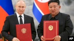 Ruski predsjednik Vladimir Putin (lijevo) i sjevernokorejski lider Kim Jong Un tokom ceremonije potpisivanja novog partnerstva u Pjongjangu, Sjeverna Koreja, 19. juna 2024.