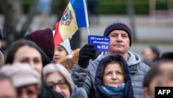 Moldovenii au sărbătorit încă înainte de Crăciun decizia liderilor UE de a da undă verde începerii negocierilor de aderare, dar aceste negocieri încă nu au început, iar startul lor mai depinde de îndeplinirea recomandărilor restante 