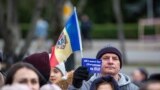 „All I Want for Christmas is EU", parafrază la un cunoscut șlagăr american de sezon. Un participant la reuniunea organizată la președinție pentru a celebra decizia liderilor UE de a deschide negocieri de aderare cu R. Moldova, Chișinău, 17 decembrie 2023.