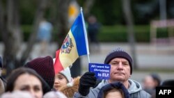 „All I Want for Christmas is EU", parafrază la un cunoscut șlagăr american de sezon. Un participant la reuniunea organizată la președinție pentru a celebra decizia liderilor UE de a deschide negocieri de aderare cu R. Moldova, Chișinău, 17 decembrie 2023.