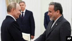 Liderul rus, Vladimir Putin, primindu-l la Moscova pe 23 iunie pe ministrul iranian de Externe, Abbas Araghchi.