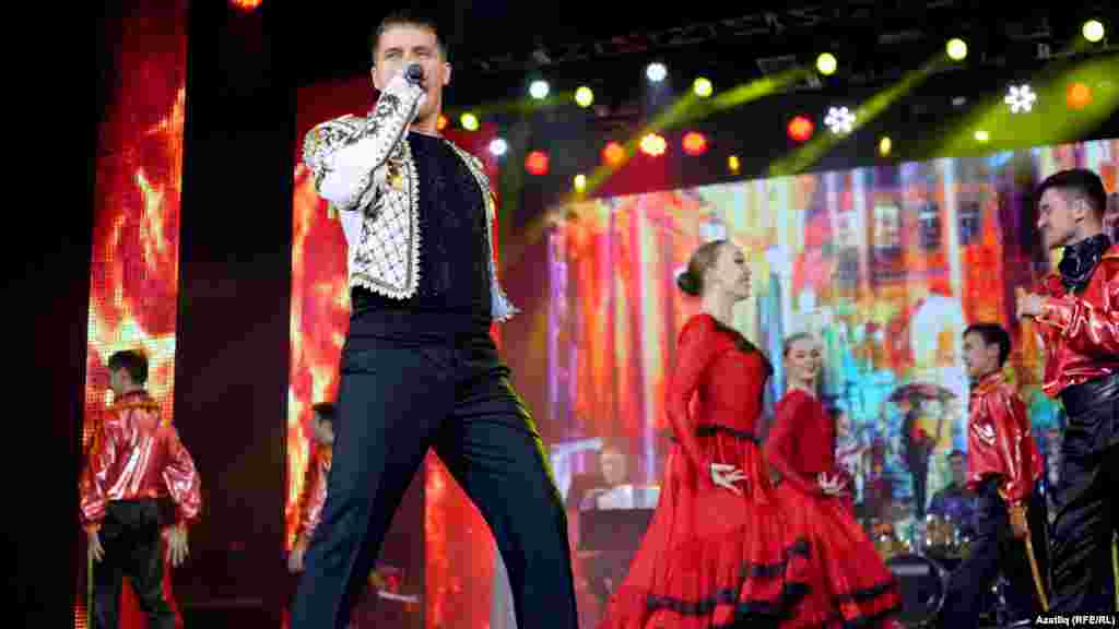 Илнар Ялалов башка телдәге җырлар да башкарды