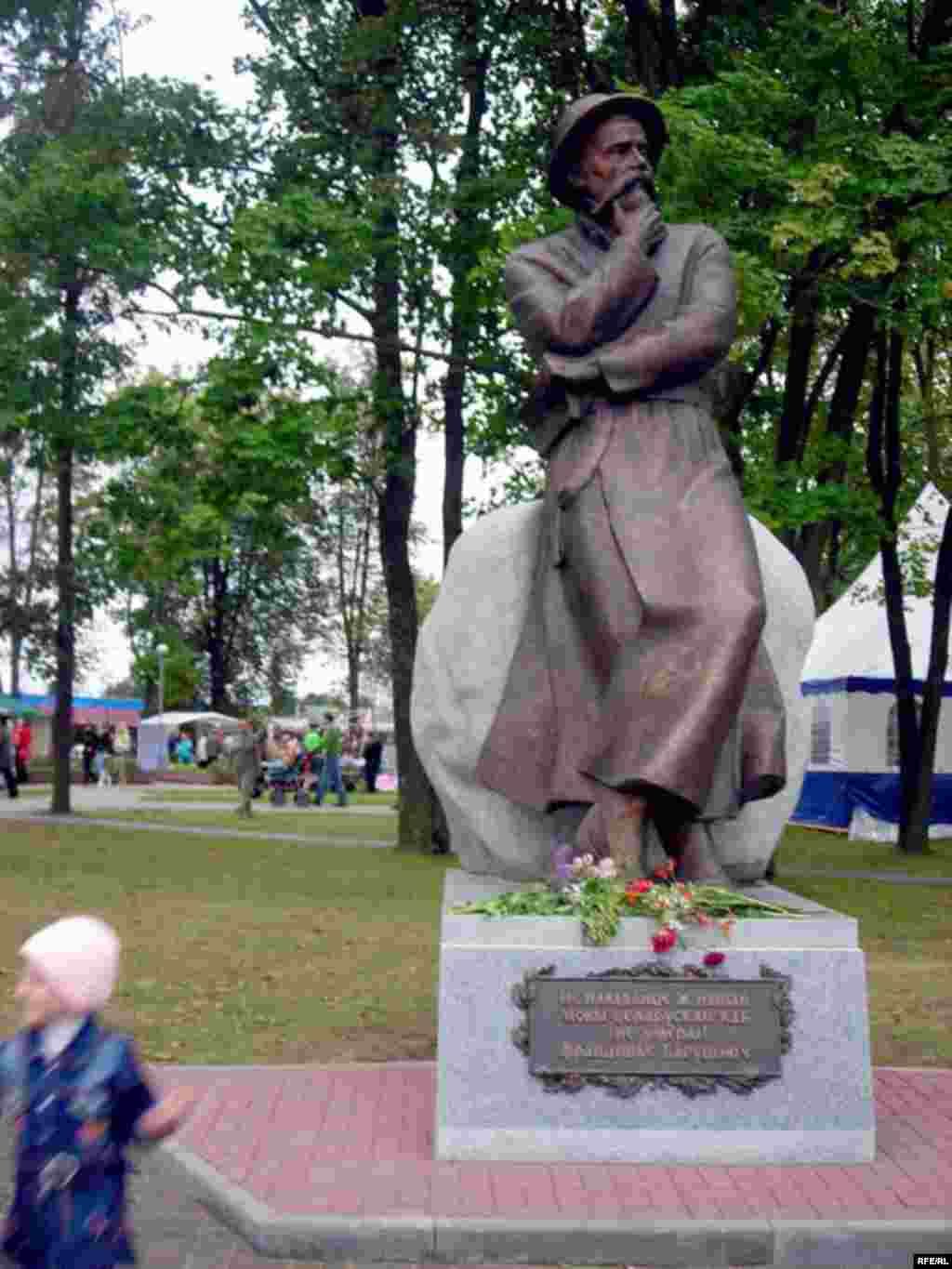 6 верасьня, нядзеля - У дзень Беларускага пісьменства ў Смаргоні адкрылі помнік Францішку Багушэвічу