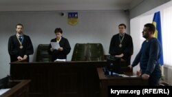 Судья Елена Жежера зачитывает решение о продление ареста военному медику из Судака Тарасу Сынычаку