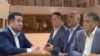 Депутат Нурбек Сыдыгалиев жана айыпталуучулар Курманкул Зулушев, Нурланбек Тургунбек уулу, Камчыбек Ташиев.