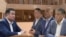 Депутат Нурбек Сыдыгалиев жана айыпталуучулар Курманкул Зулушев, Нурланбек Тургунбек уулу, Камчыбек Ташиев.