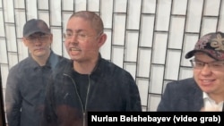 Кадырбек Атамбаев (в центре) и Темирлан Султанбеков (справа) в зале Первомайского суда  Бишкека после оглашения приговора